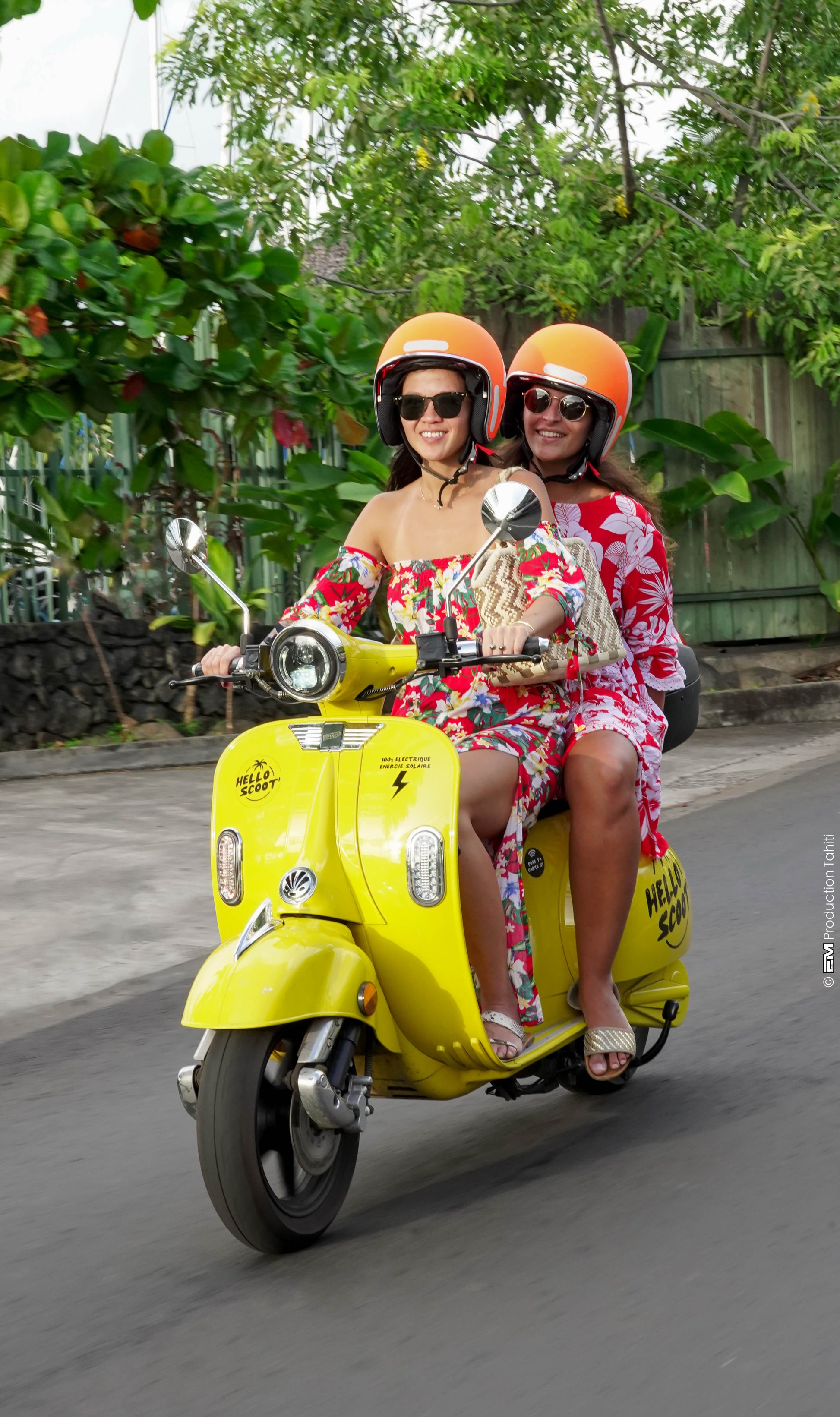 2 tahtiennes se baladent en Hello Scoot' à Tahiti