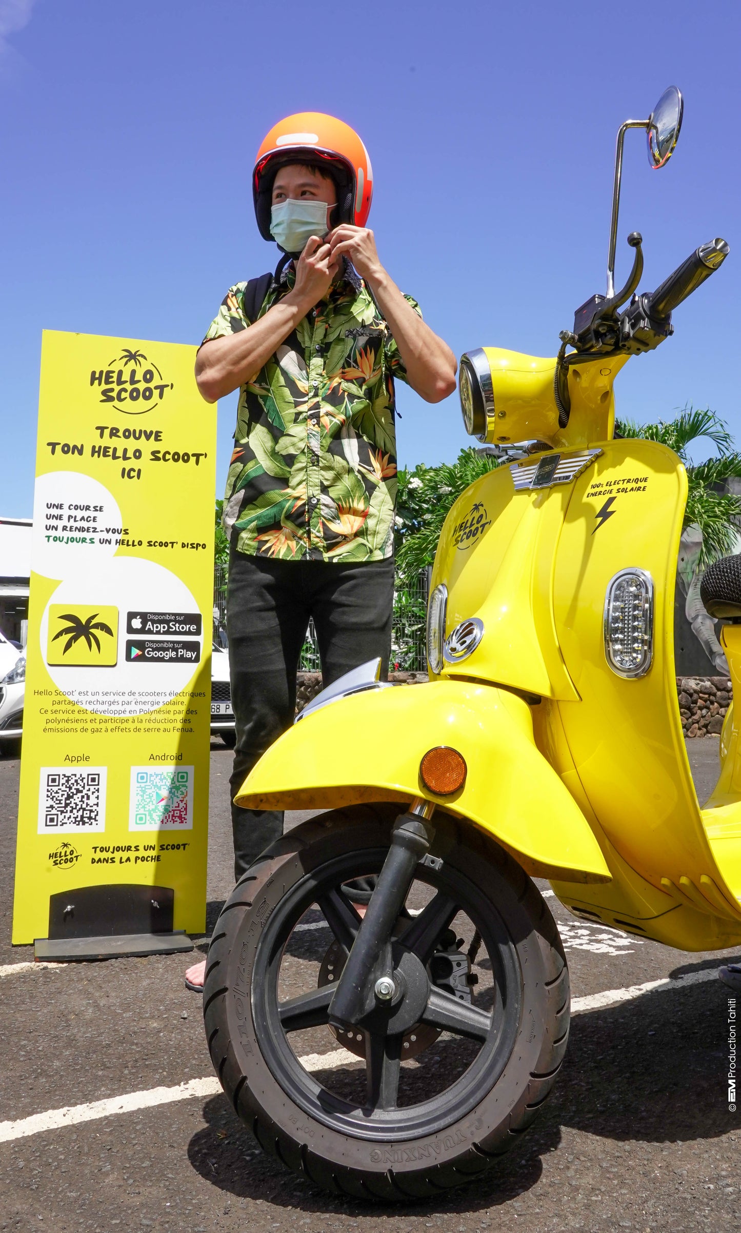 tahitien avec son casque loue un scooter à Tahiti Hello Scoot'