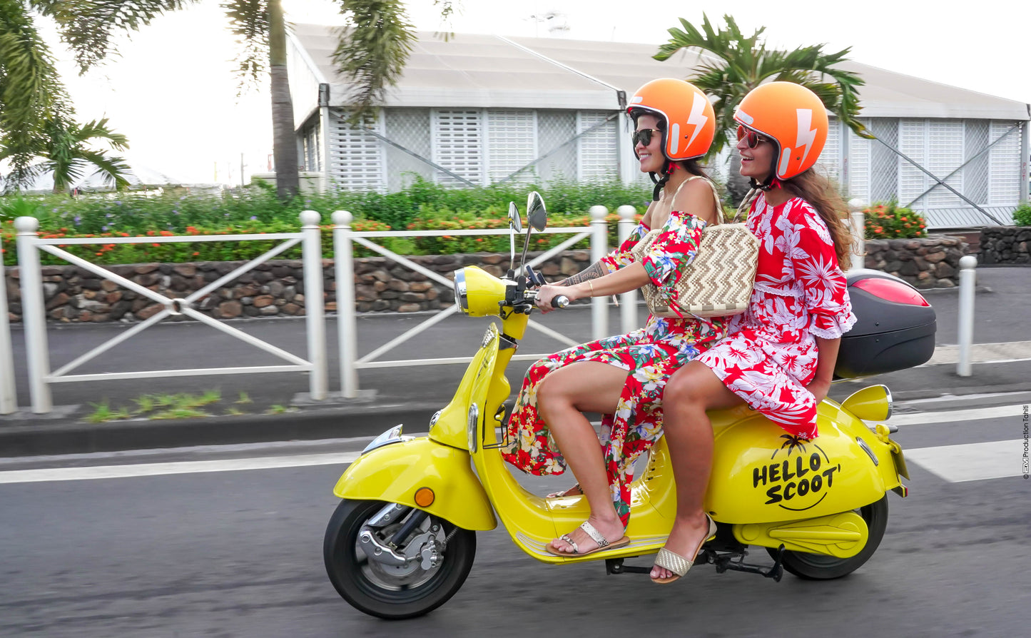 2 tahitiennes roulet en scooter de location Hello Scoot' à Papeete Tahiti Polyénsie