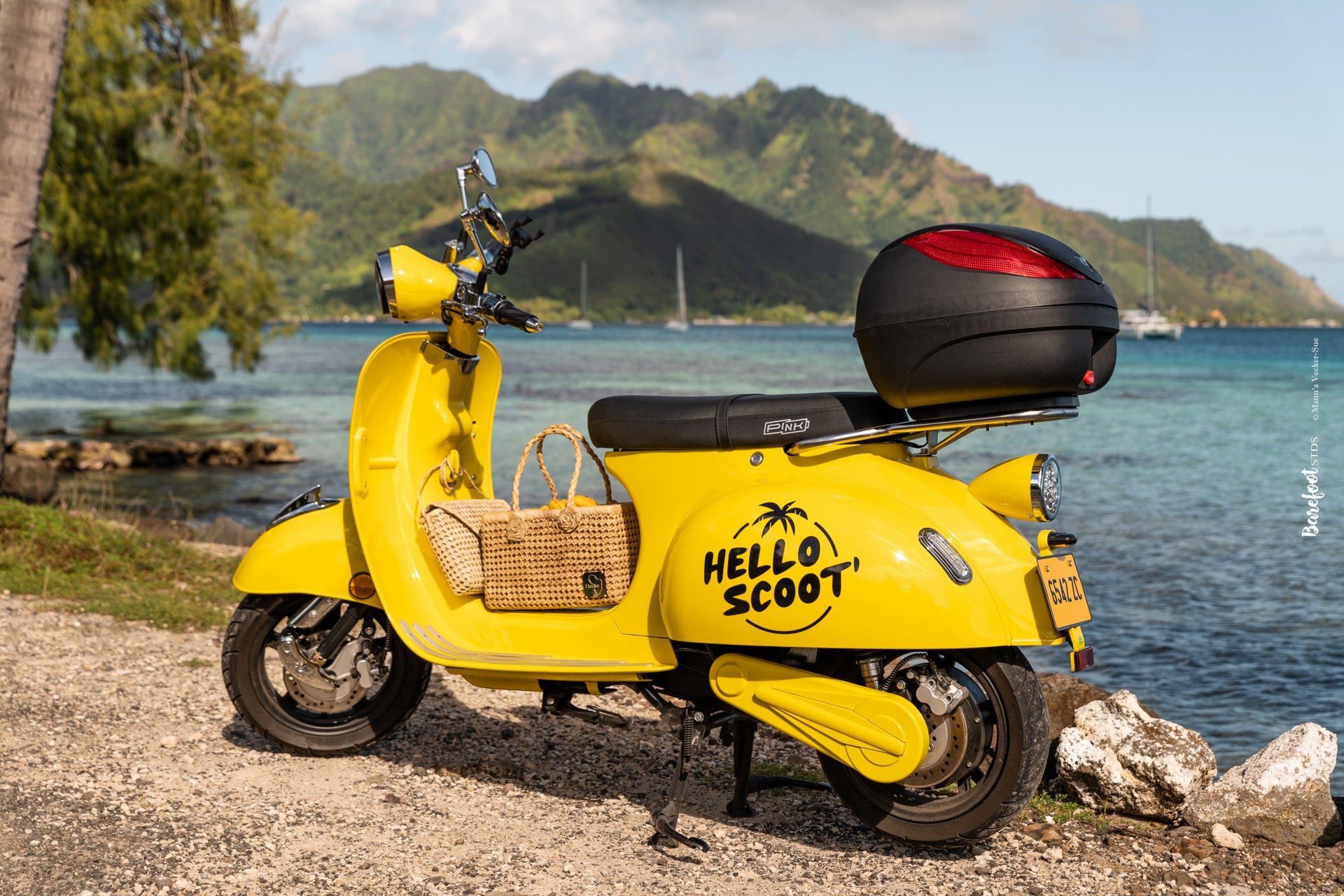 Hello Scoot' scooter électrique devant le paysage de Moorea en Polynésie