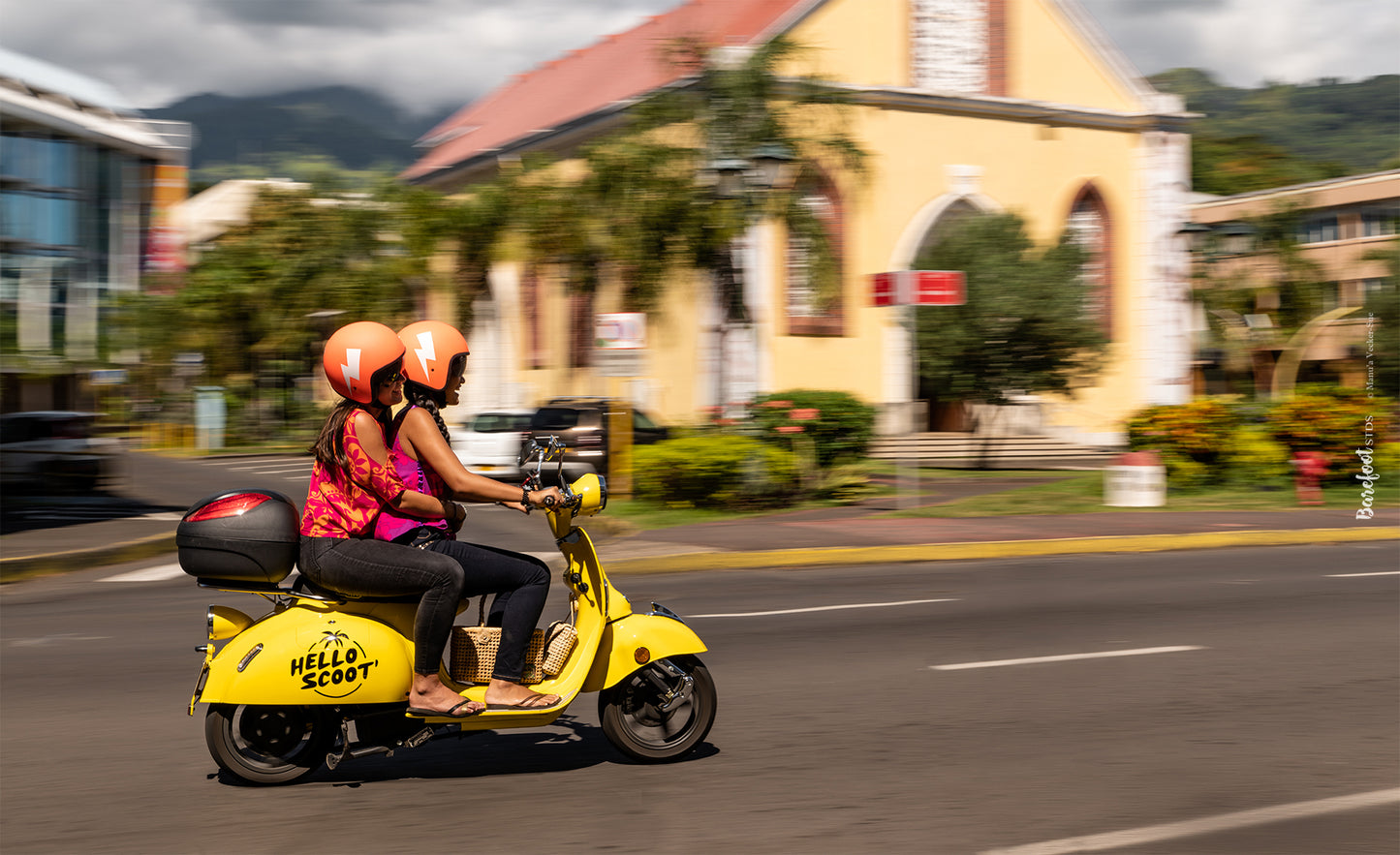 2 filles sur un scooter devant la cathédrale de Papeete