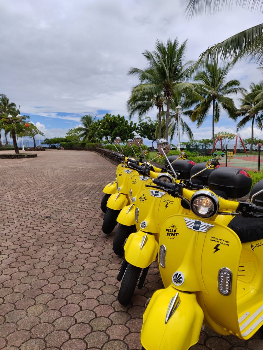 Hello Scoot' scooter électrique aligné au parc Paofai à Papeete Tahiti